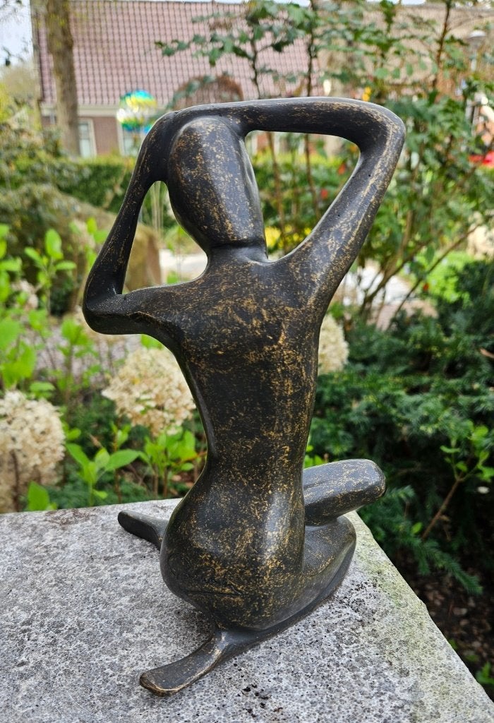 POSERENDE VROUW / Bronzen tuinbeeld / brons, Tuin en Terras, Overige materialen, Nieuw, Info@huisentuindecoratiemarie.nl, Mensenbeeld