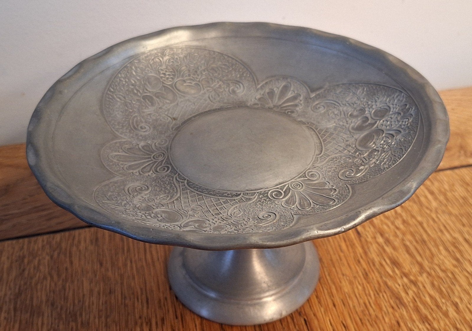 Vintage Noorse Tinnen Schaaltje op Voet - Rosmalen Patroon, Antiek en Kunst, Antiek | Tin, Ophalen of Verzenden