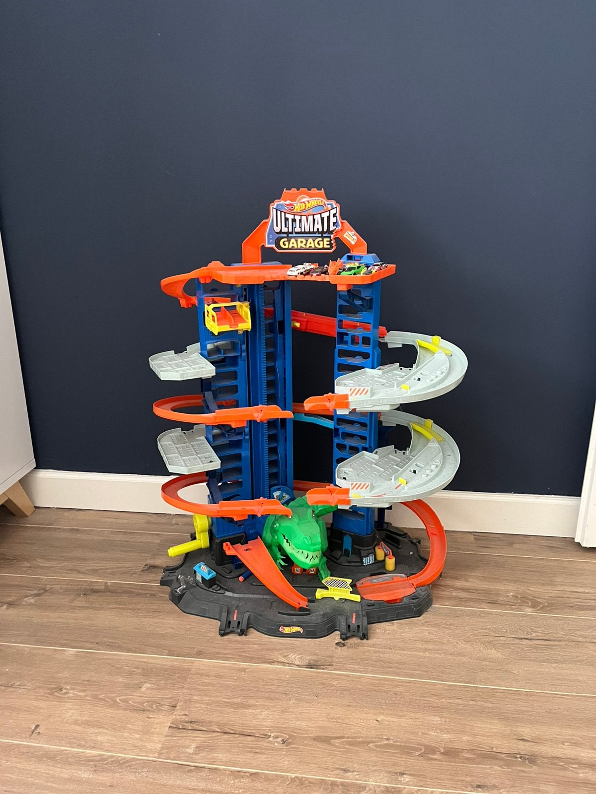 Hot  Wheels T-rex garage, Ophalen of Verzenden, Zo goed als nieuw