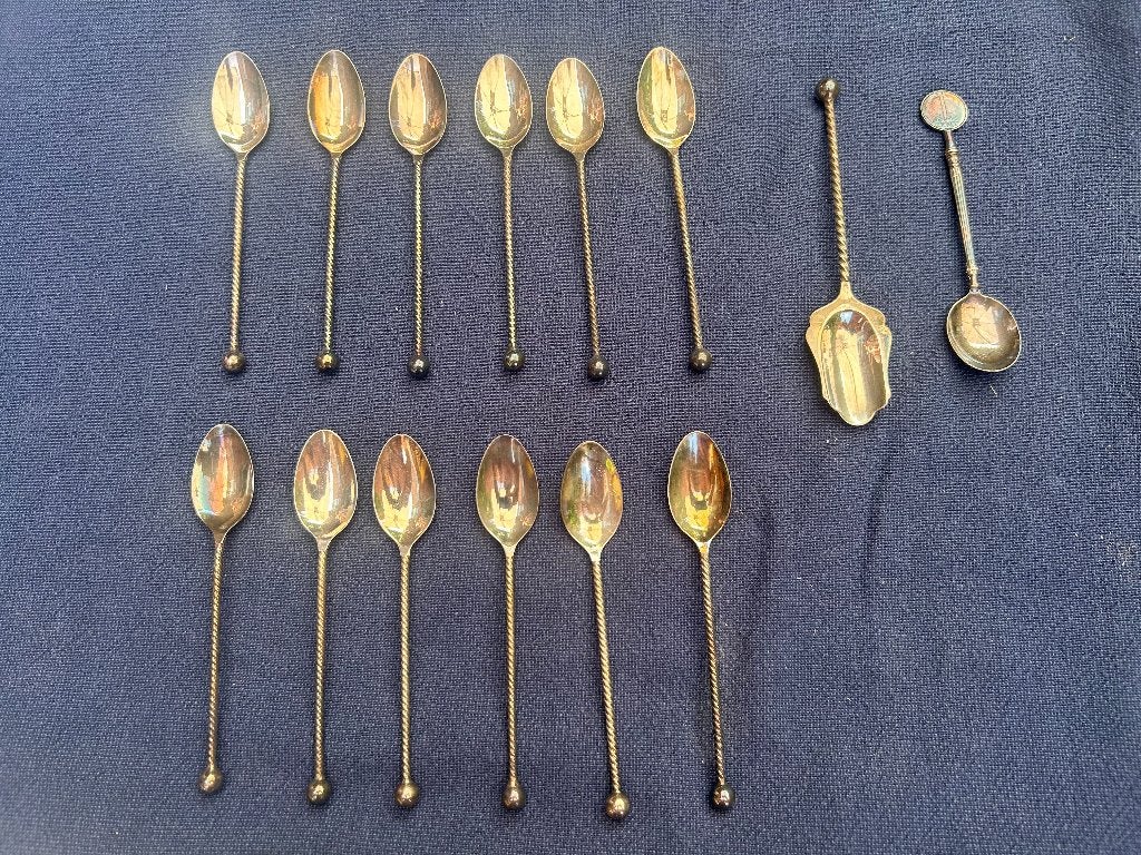 Verzilverde theelepeltjes, Ophalen