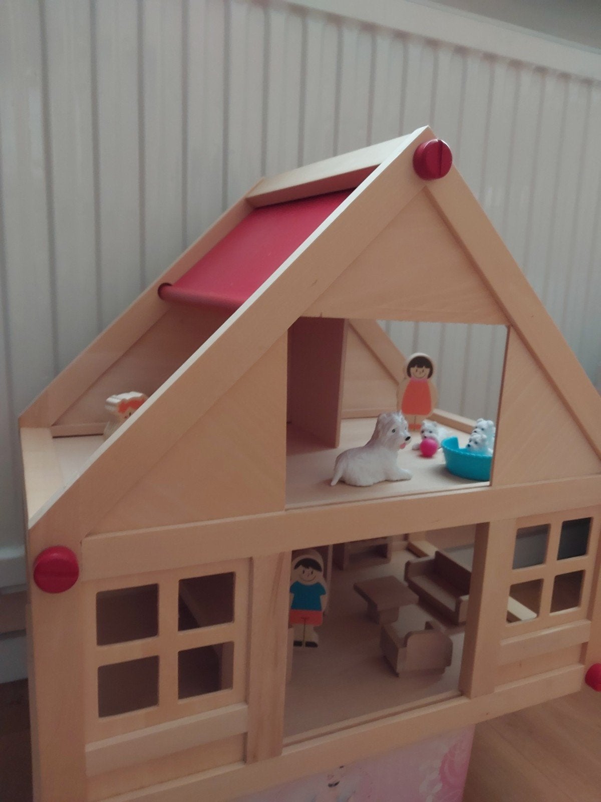 Houten Poppenhuis met Meubels en Poppetjes, Kinderen en Baby's, Speelgoed | Poppenhuizen, Ophalen of Verzenden, Zo goed als nieuw