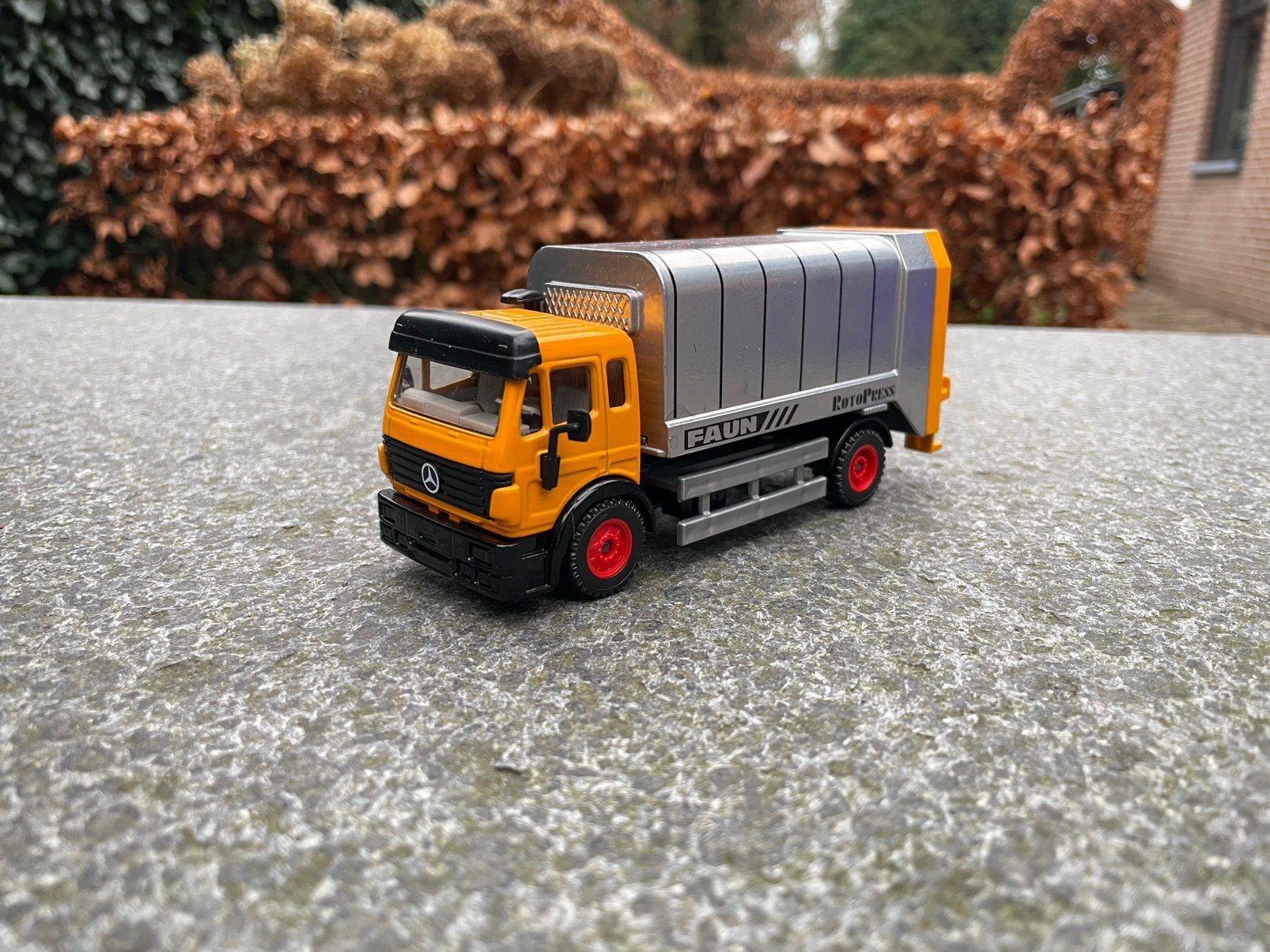 Siku 2931 - Meecedes SK vuilniswagen FAUN, Hobby en Vrije tijd, Modelauto's | 1:50, Ophalen of Verzenden, Nieuw, Bus of Vrachtwagen