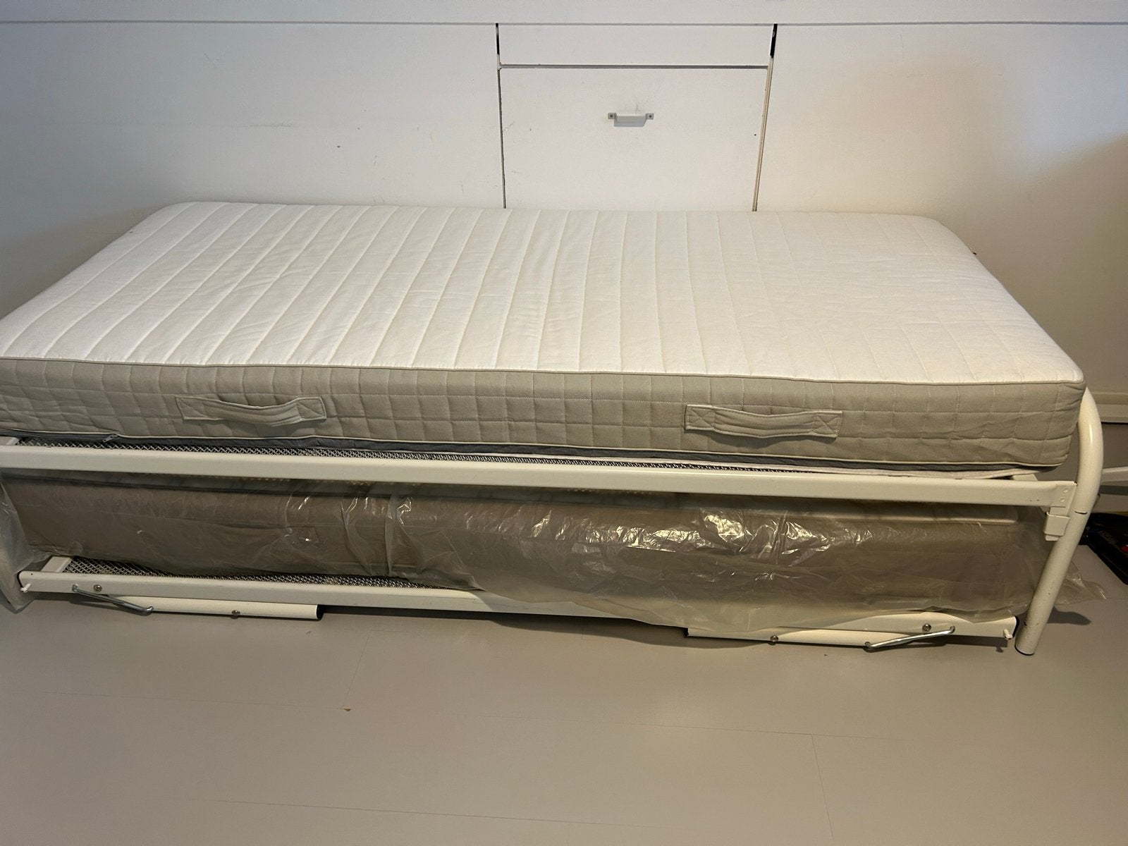 Logeer bed 90x200 met wielen - Avek/Ikea Hafslo matras, Ophalen, Gebruikt, 90 cm, Eenpersoons
