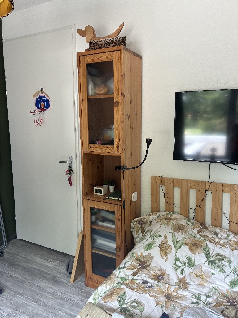 Smalle houten vitrinekast met matglas, Ophalen, Minder dan 50 cm, Met deur(en), Zo goed als nieuw