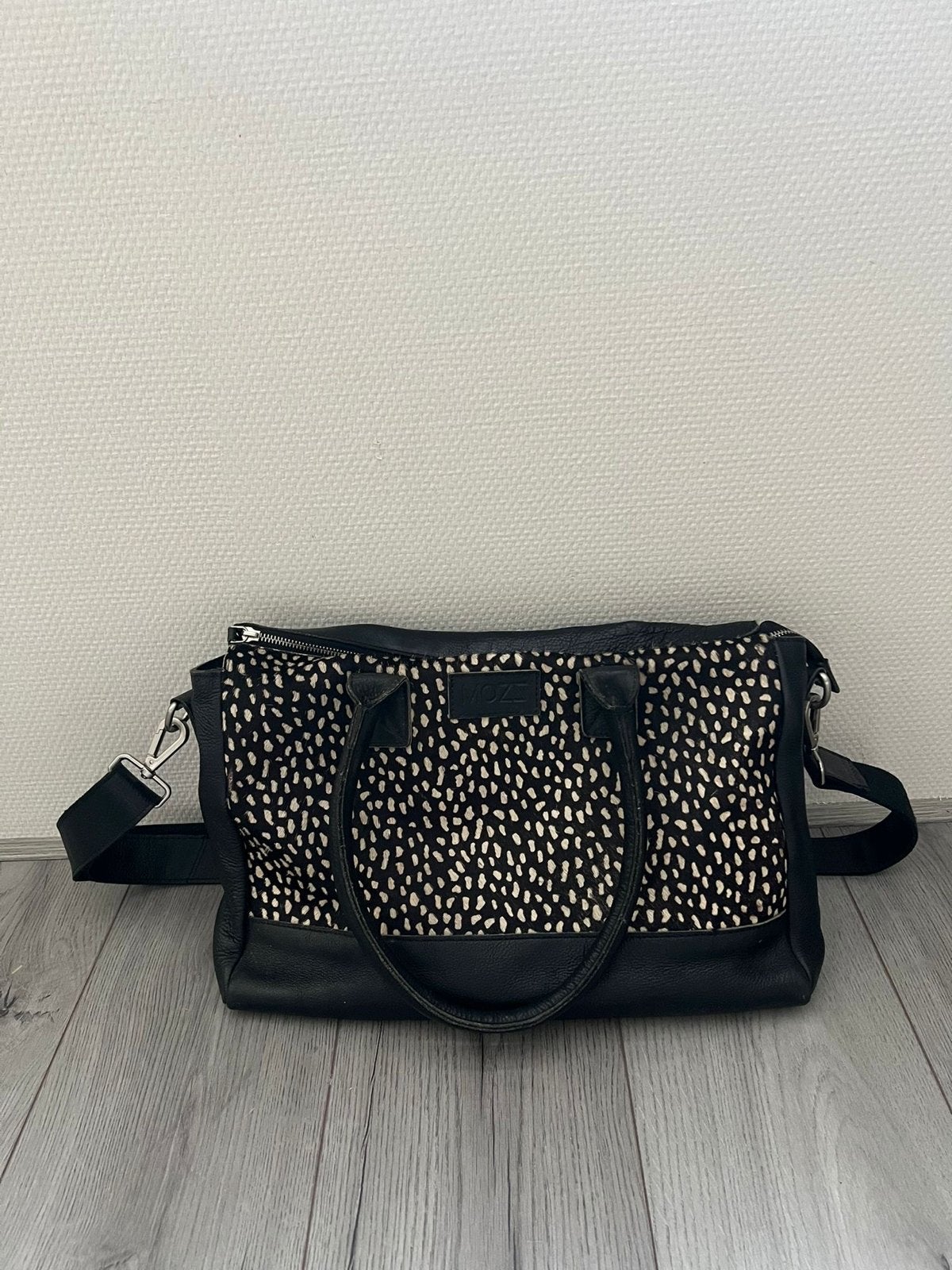 Mozz Verzorgingstas met Verschoning Matje - Zwart/beige, Kinderen en Baby's, Luiertassen, Gebruikt, Mozz, Zwart, Extra vakken