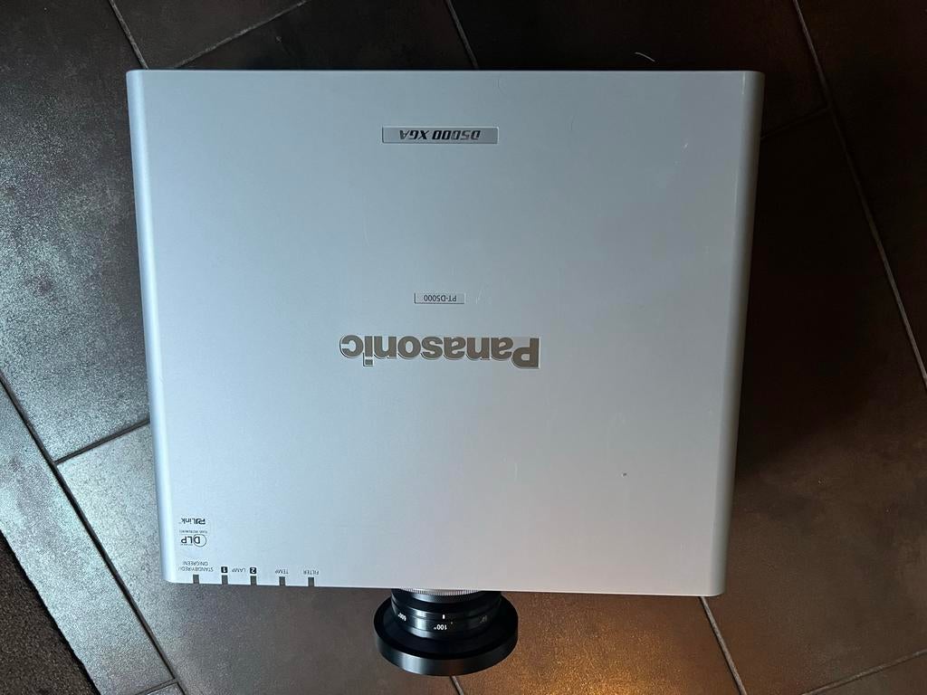 Panasonic PT D5000 beamer met ET-DLE080 lens, Audio, Tv en Foto, Beamers, Gebruikt, DLP, Overige resoluties, Ophalen of Verzenden