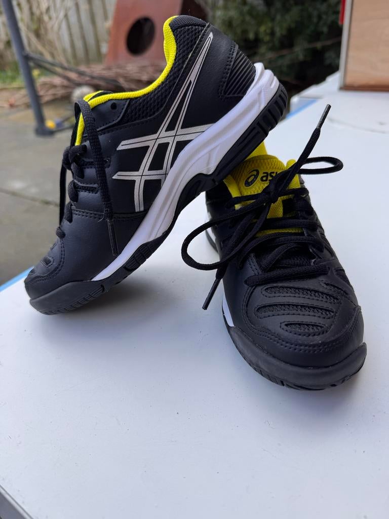 Asics zaalschoenen maat 33 - Zo goed als nieuw, Ophalen of Verzenden, Zo goed als nieuw, Jongen of Meisje, Sportschoenen
