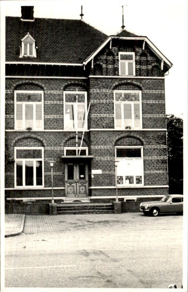 Bakstenen gebouw - voorgevel met entree, Ophalen of Verzenden, 1960 tot 1980, Gelopen, Limburg