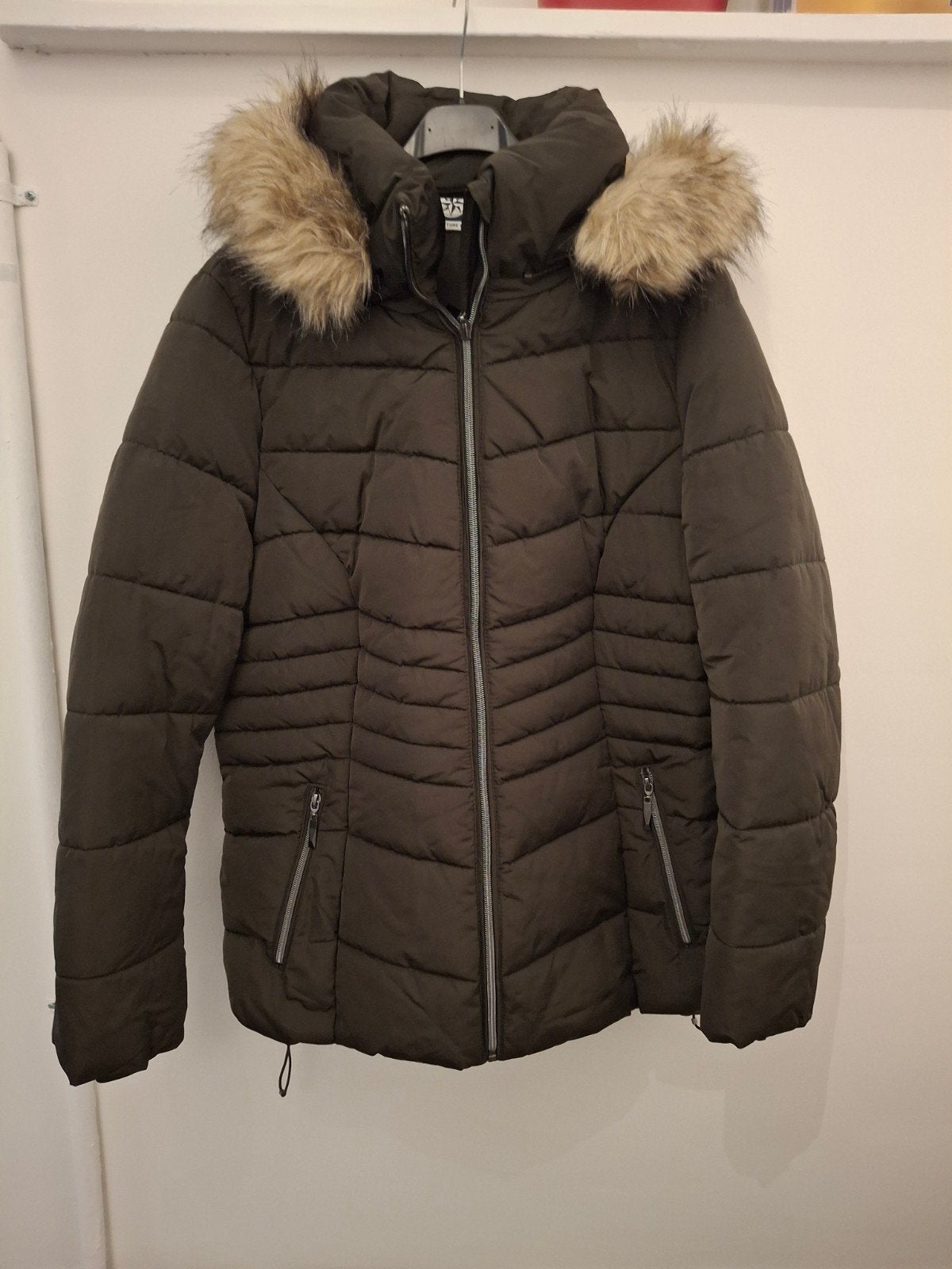 Donkergroene/bruinegewatteerde jas met capuchon en bontkraag, Kleding | Dames, Jassen | Winter, Maat 42/44 (L), Ophalen of Verzenden