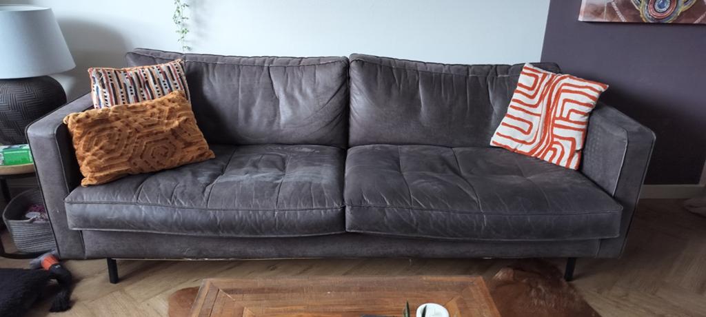 Comfortabele 3-zits bank in bruin suede leer., Gebruikt, Driepersoons, Ophalen of Verzenden, Rechte bank