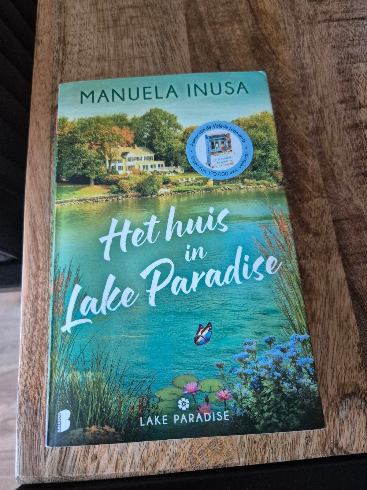 Het huis in Lake Paradise - Manuela Inusa, Ophalen of Verzenden, Zo goed als nieuw, Manuela Inusa, Europa overig