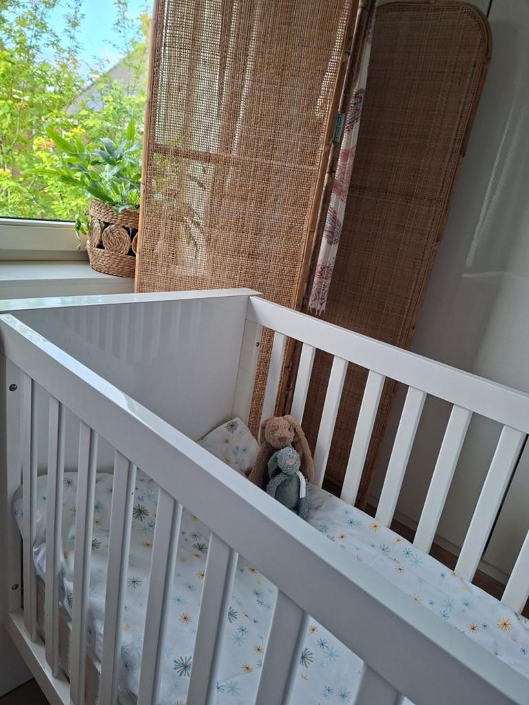 Kidsmill Alaska, babybedje met lattenbodem en matras, Lattenbodem, Ophalen of Verzenden, Zo goed als nieuw, Minder dan 140 cm