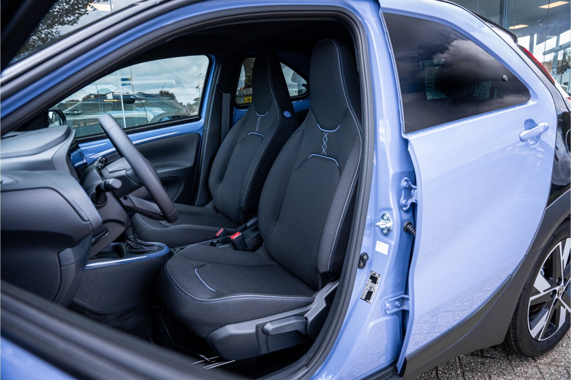Toyota Aygo X Hybrid 115 pulse Automaat * Stoelverwarming *, Stof, Gebruikt, Zwart, Overige kleuren