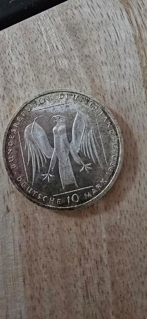 De munt op de afbeelding is een zilveren 10 Deutsche Mark he, Ophalen of Verzenden