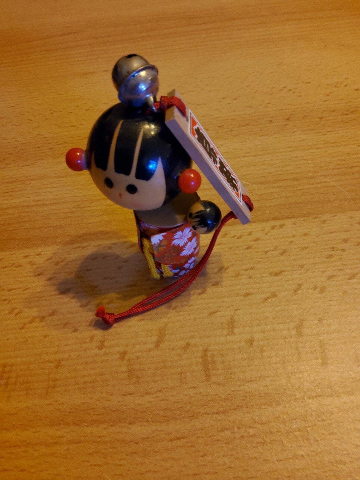 Vintage Japanse Kokeshi pop met belletje en geluksteken, Verzamelen, Poppen, Ophalen of Verzenden, Zo goed als nieuw, Pop