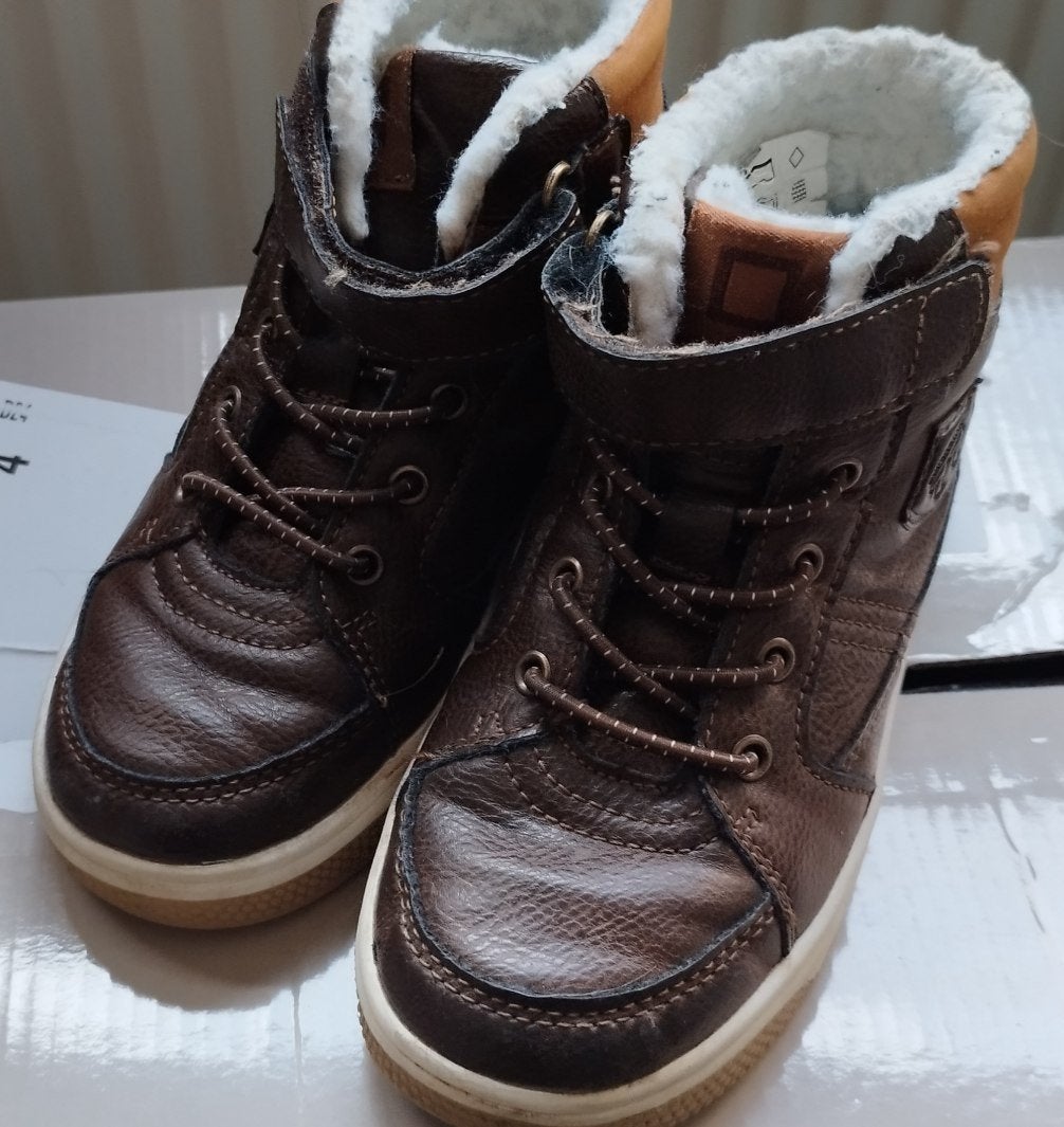 jongens schoen met voering maat 28, Kinderen en Baby's, Kinderkleding | Schoenen en Sokken, Schoenen, Ophalen of Verzenden, Zo goed als nieuw