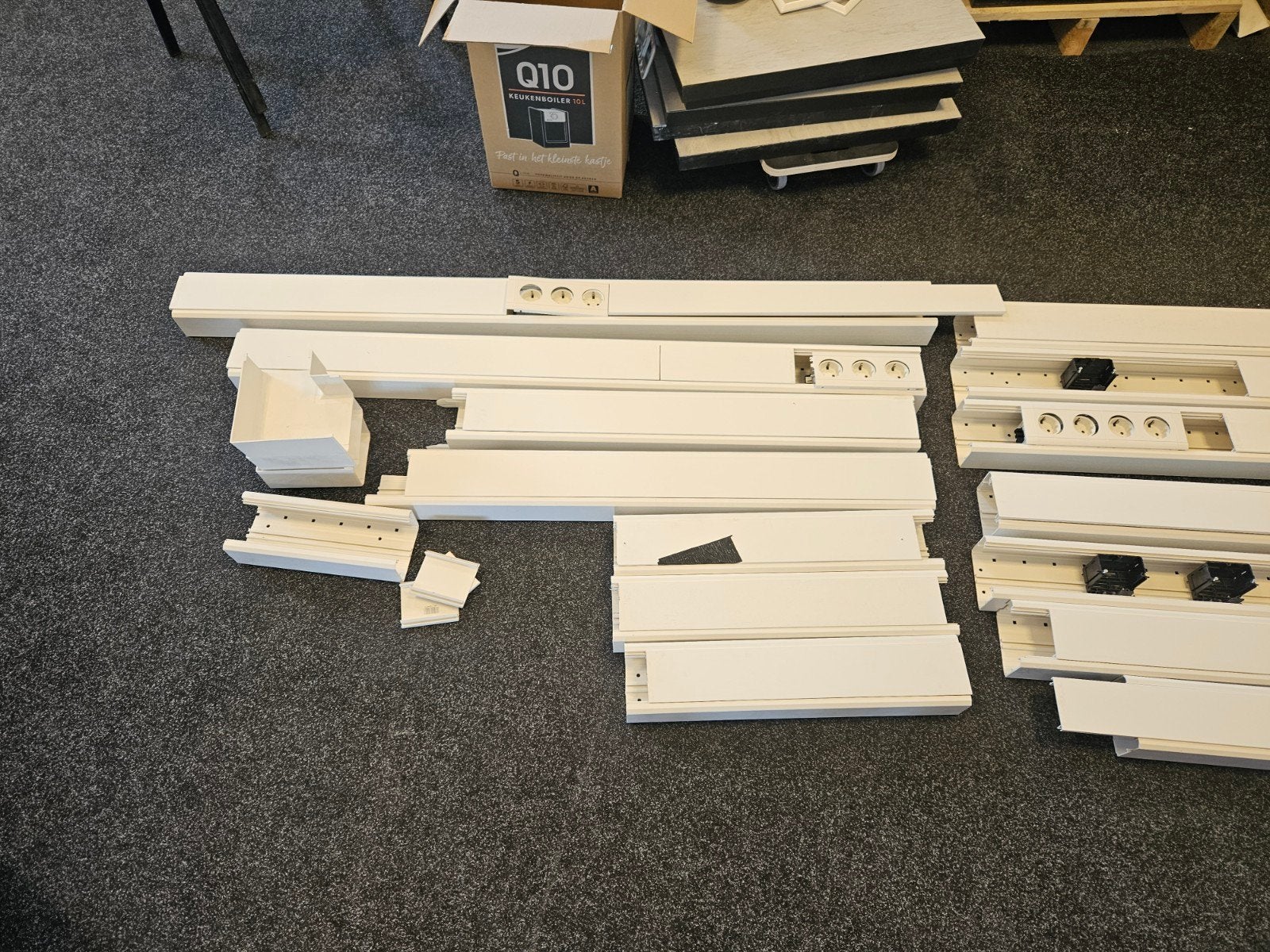 Wandgoten met stekkerdozen en inbouwdozen - ca. 19m, Doe-het-zelf en Verbouw, Elektra en Kabels, Ophalen, Kabel of Snoer
