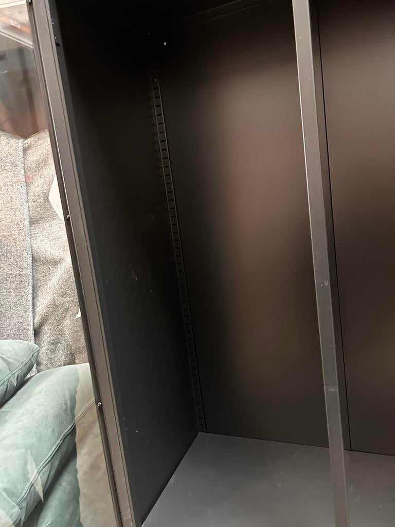 Zwarte vitrine kast, Huis en Inrichting, Ophalen, 50 tot 100 cm, Zo goed als nieuw, 150 tot 200 cm
