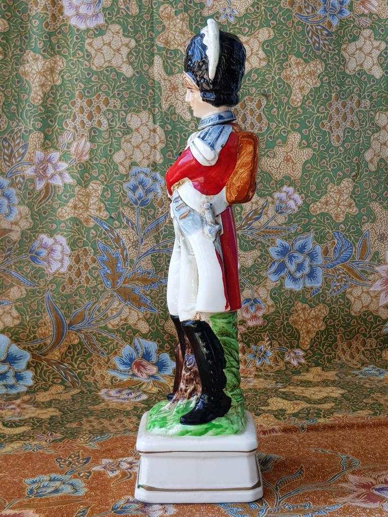 Antiek beeld uit Engeland van een historische soldaat 35 cm., Ophalen of Verzenden