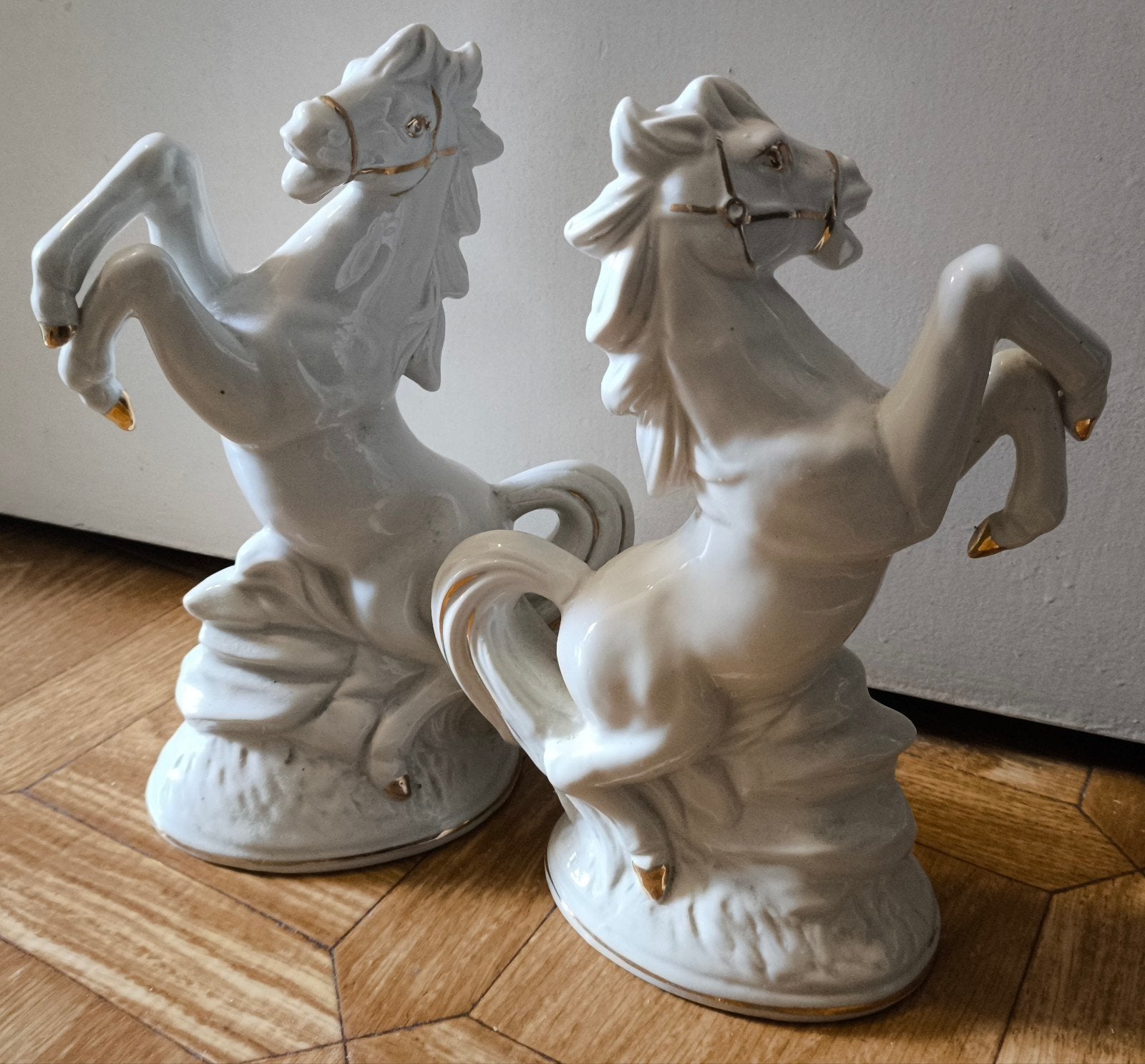 Vintage porseleinen witte paarden beelden gouden accenten
be, Ophalen