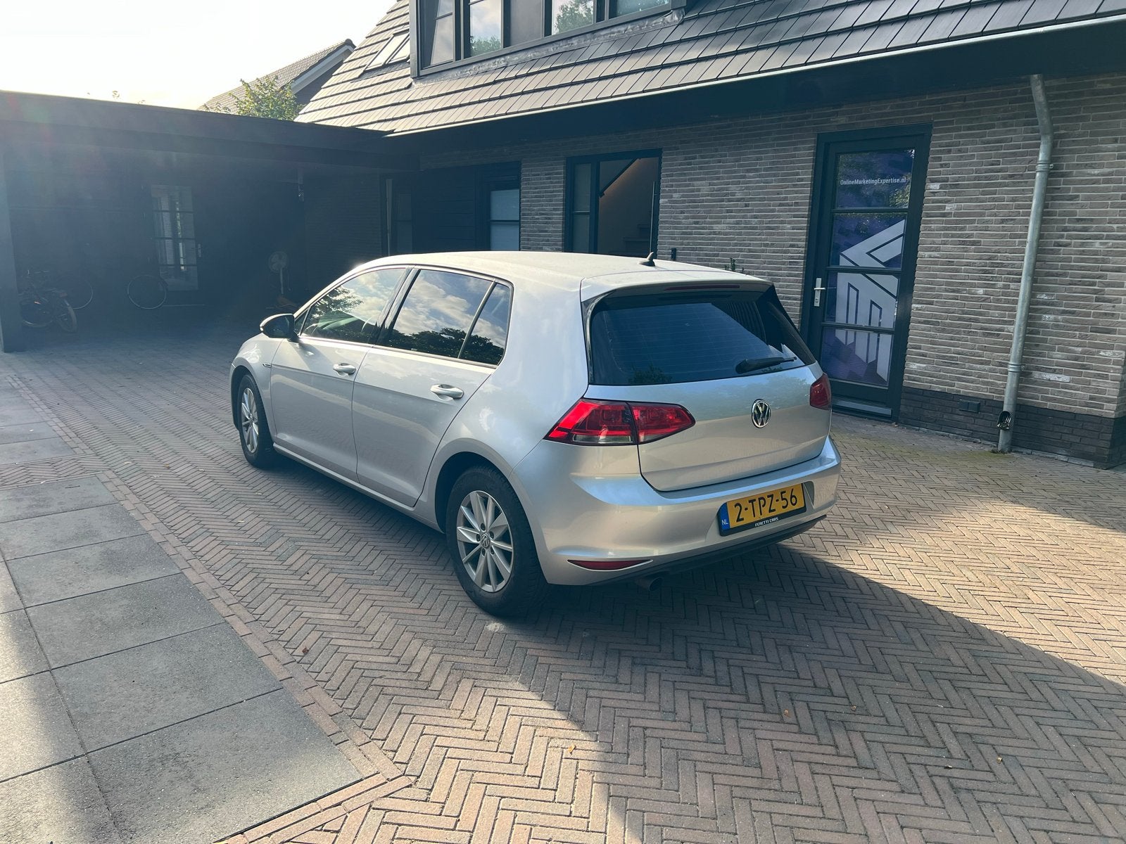 Volkswagen Golf 1.6 TDI 81KW 5D Blue Motion 2014 Grijs, Auto's, Voorwielaandrijving, 4 cilinders, Origineel Nederlands, 140 €/maand