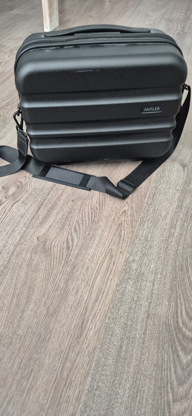 Antler Clifton Vanity Case Zwart - 15L Netflix editie, Sieraden, Tassen en Uiterlijk, Beautycases, Ophalen of Verzenden, Gebruikt