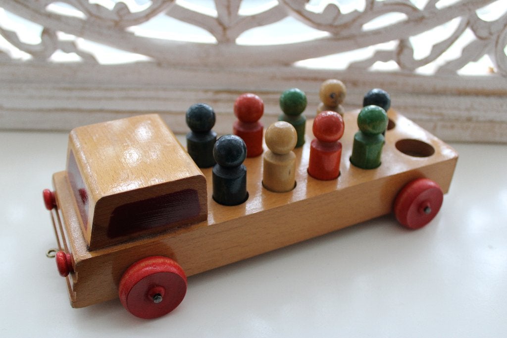 *Nooitgedagt Vintage Houten SPEELGOEDAUTO / 9 poppetjes *, Verzamelen, Ophalen of Verzenden, Gebruikt, Auto's