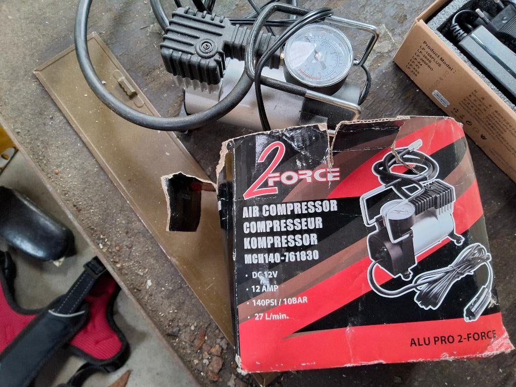Goede compressor 12 v  Mooi voor de fietsbanden, 2force, Ophalen of Verzenden, Zo goed als nieuw