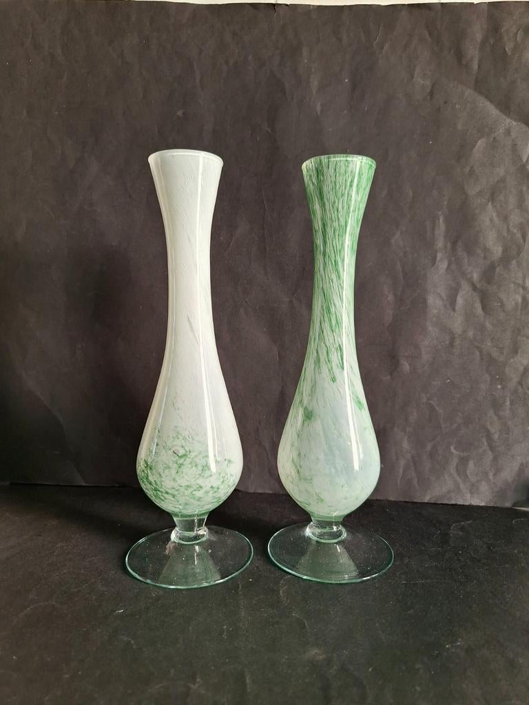 Twee Italiaanse opaline glazen vazen met lichtgroene swirl., Ophalen of Verzenden