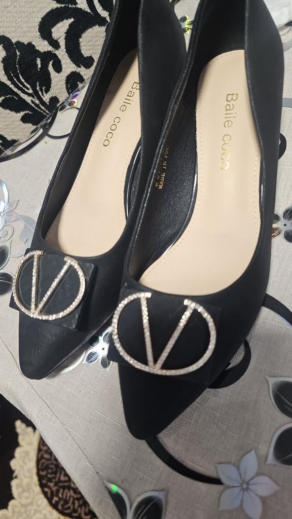 Zwarte pumps met lage hak en V-detail, Schoenen met lage hakken, Zwart, Ophalen of Verzenden, Zo goed als nieuw