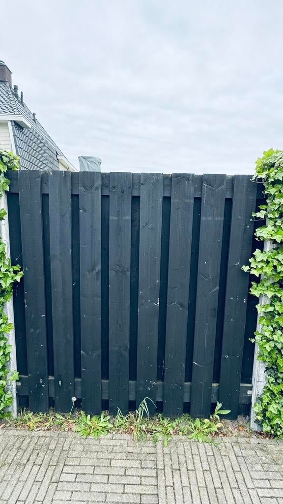 Zwarte schutting met betonnen palen en klimop, Ophalen, Gebruikt, Hout, 1 tot 2 meter