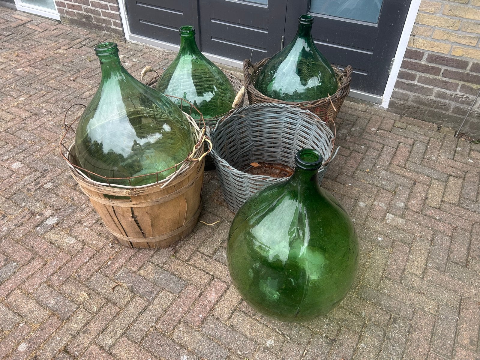 2 oude wijnflessen, Ophalen