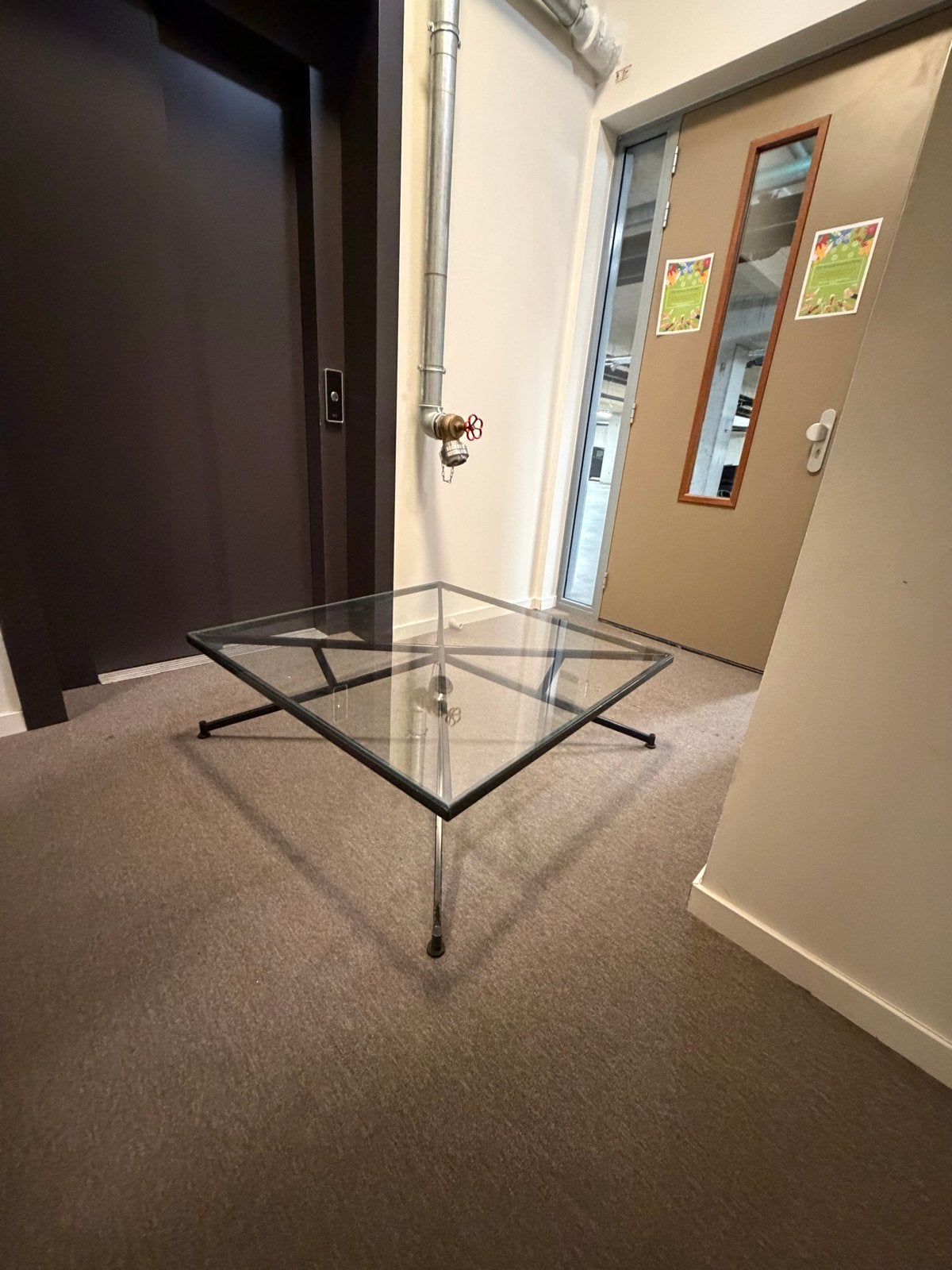 Moderne glazen salontafel met metalen onderstel, Ophalen, Gebruikt, 100 tot 150 cm, Vierkant