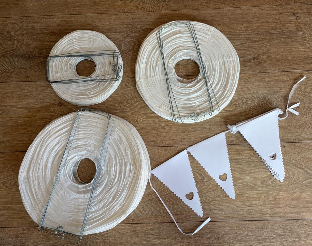 Witte versiering: lampionnen en vlaggenlijn voor bruiloft, Ophalen, Zo goed als nieuw, Versiering, Geboorte of Huwelijk