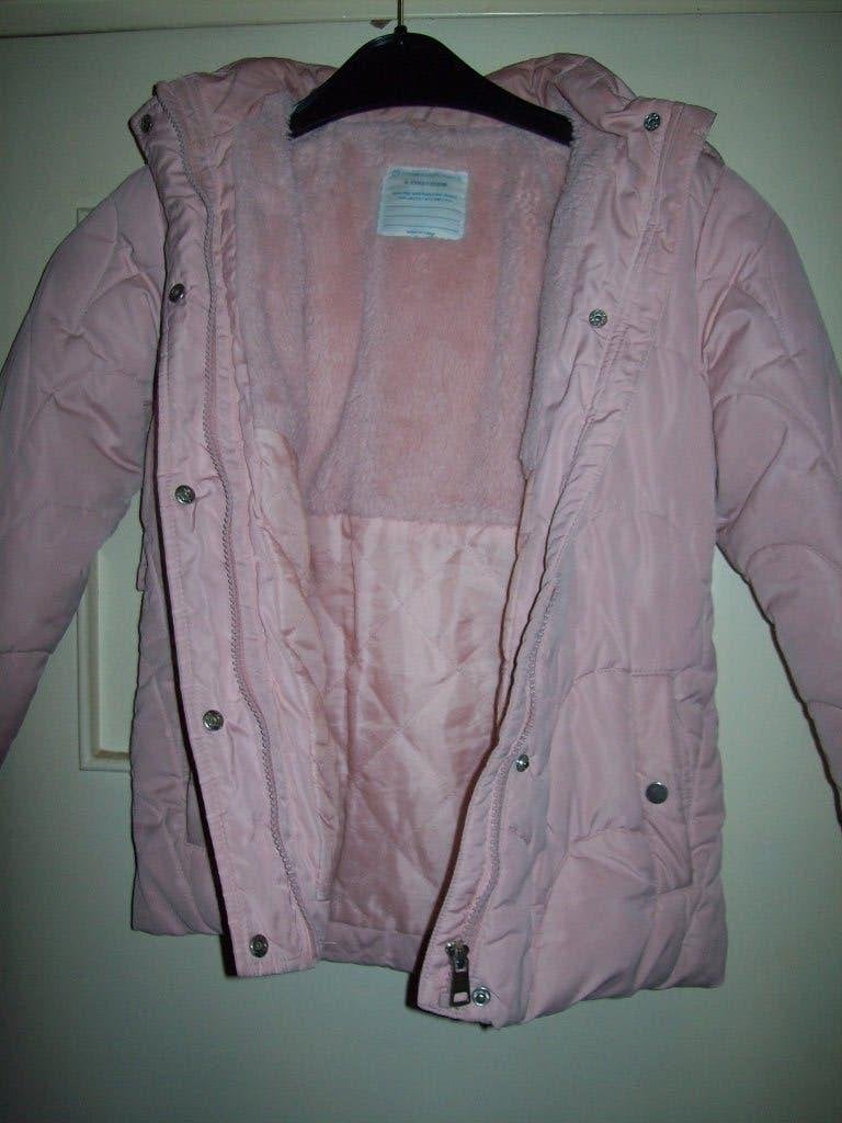 Kinderjas roze  met capuchon dons in 134 Primark, Gebruikt, Meisje, Trui of Vest, Primark Cares
