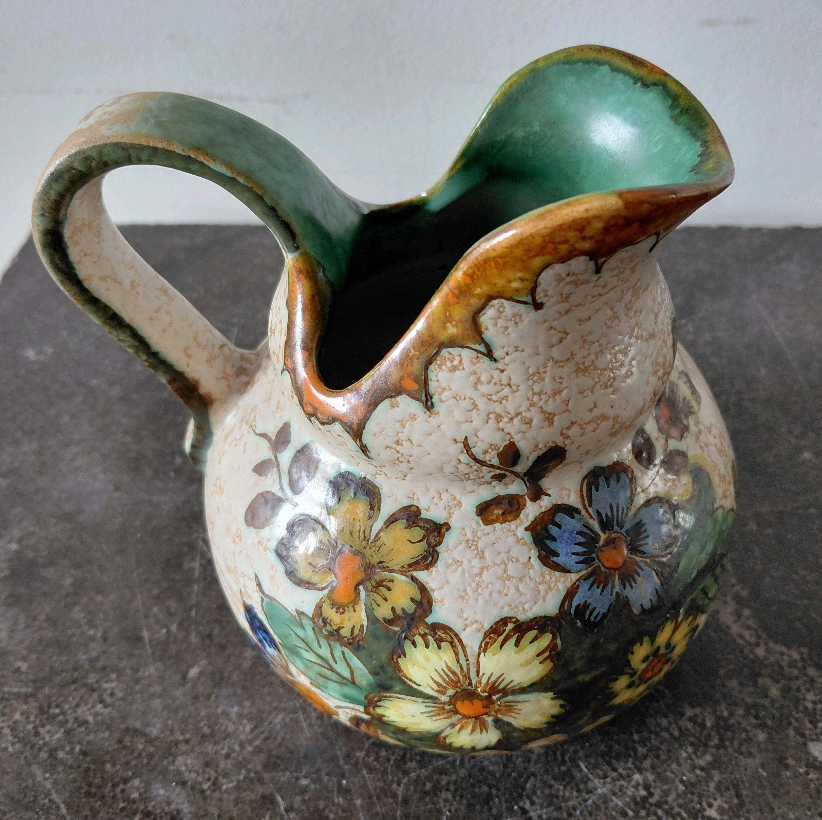 Gouda Holland Resona 2547 vaas/kan met bloemendecor, Antiek en Kunst, Antiek | Keramiek en Aardewerk, Ophalen of Verzenden