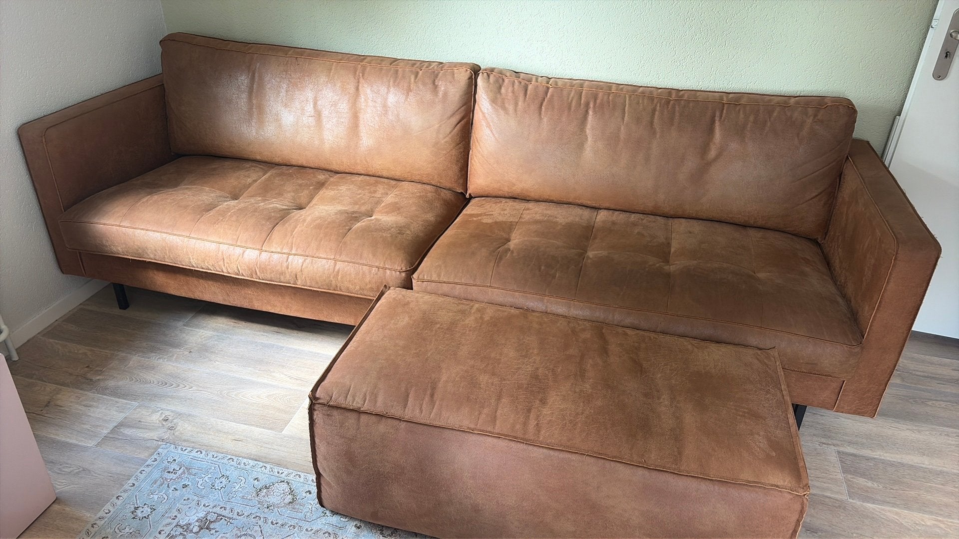 Mooie cognac bank met hocker, Huis en Inrichting, Ophalen, 250 tot 300 cm, Gebruikt, Kunststof