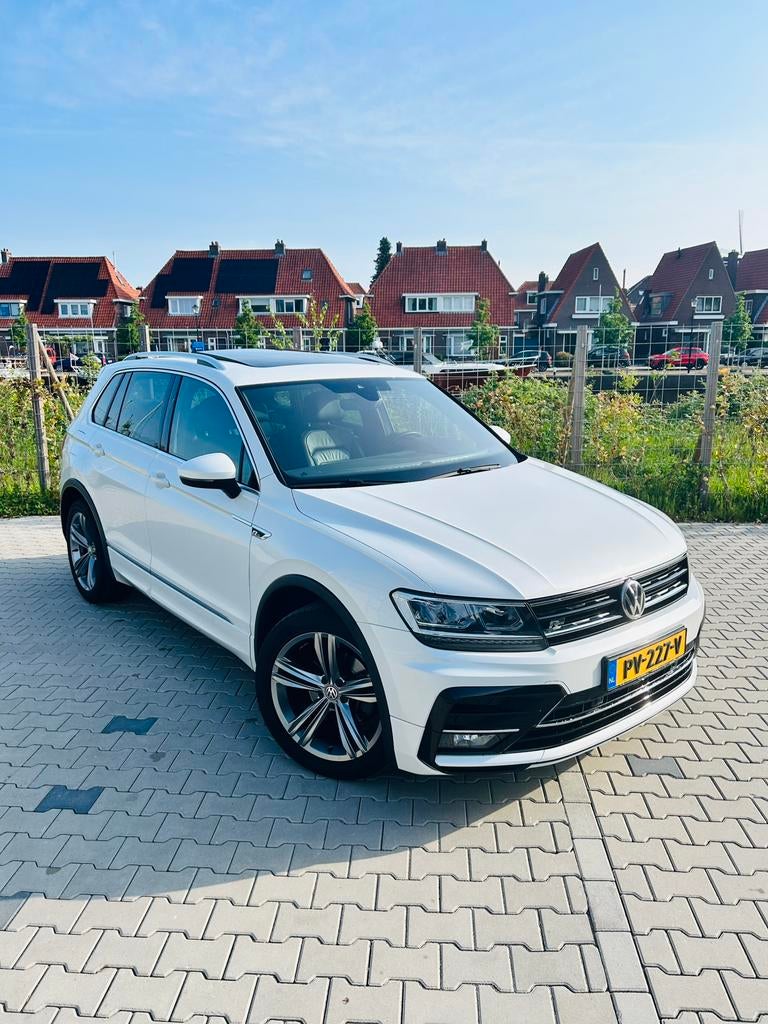 Volkswagen TIGUAN 1.4 TSI DSG R-Line|Pano|Leder|Trekhaak, Auto's, Volkswagen, 1800 kg, Zwart, 4 cilinders, Wit