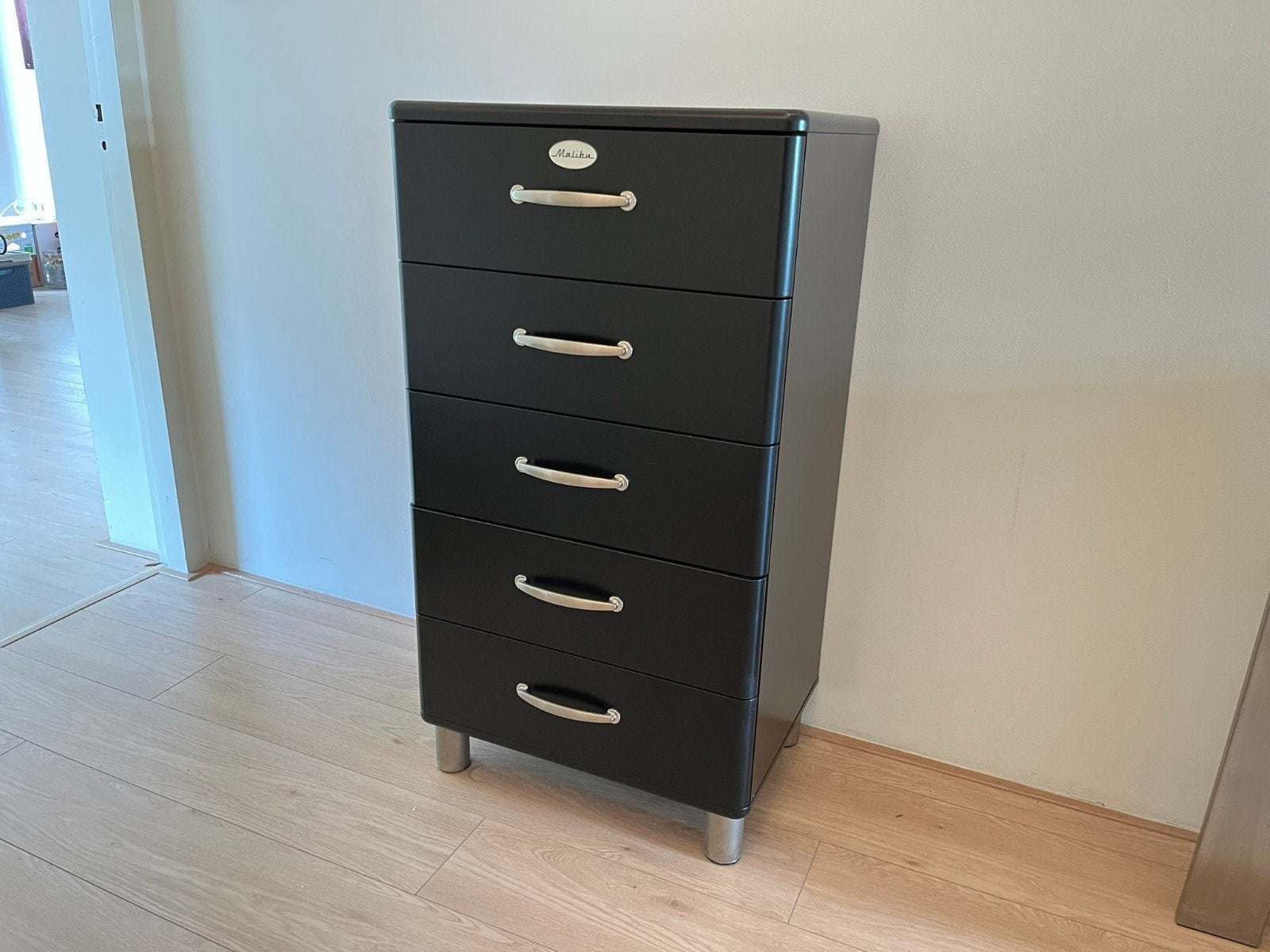 Leuke zwarte ladekast Tenzo Malibu, Ophalen, 5 laden of meer, 100 tot 150 cm, 50 tot 100 cm