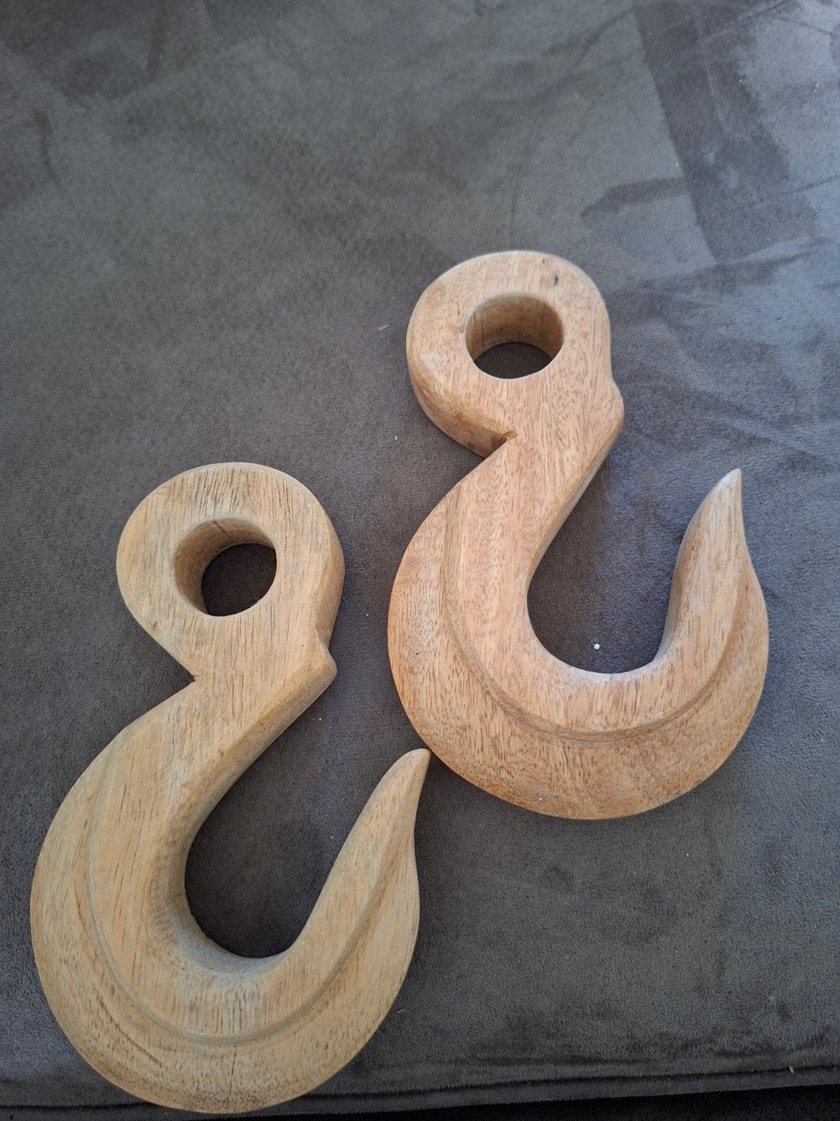 2 handgesneden houten ornamenten industriële hijshaken, Hout, Gebruikt, Meerkleurig, Ophalen of Verzenden
