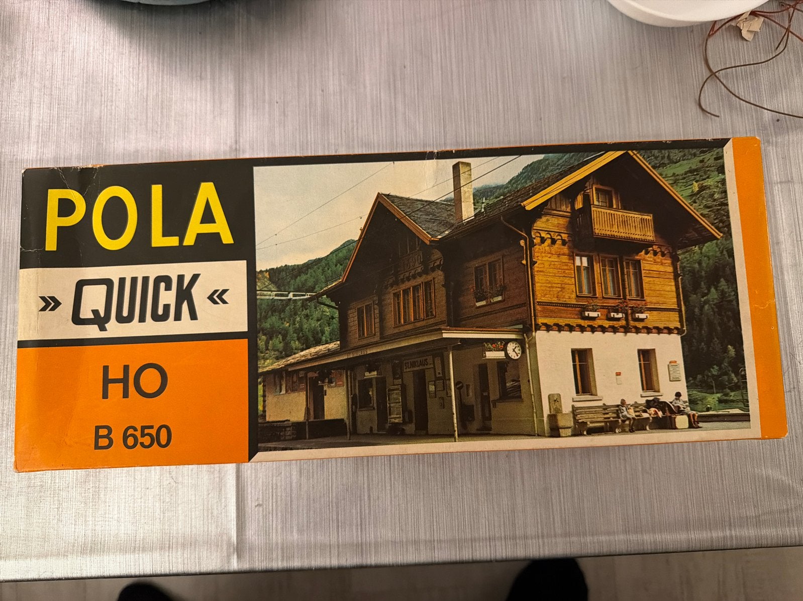 Pola Quick B 650 H0 - Zwitsers Station "St. Niklaus" (NIB), Hobby en Vrije tijd, Ophalen of Verzenden, Nieuw, Brug, Tunnel of Gebouw
