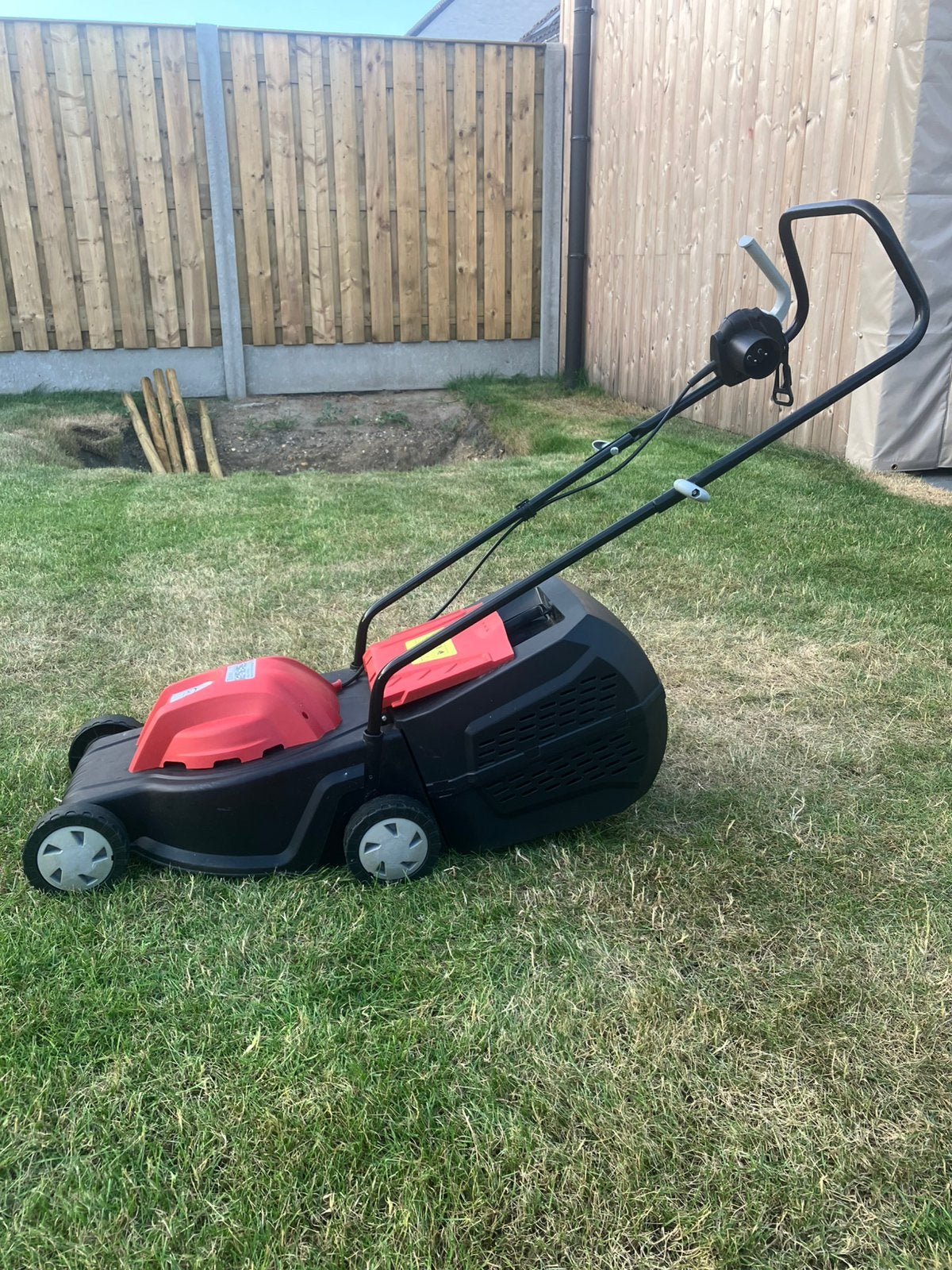 HVC Elektrische Grasmaaier 32 cm | 1000W | Zo goed als nieuw, Ophalen, Zo goed als nieuw