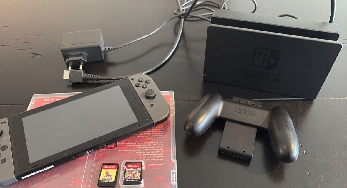 Nintendo Switch (2019 Upgrade) met 2 games en 1 controller, Spelcomputers en Games, Spelcomputers | Nintendo Switch, Switch 2019 Upgrade