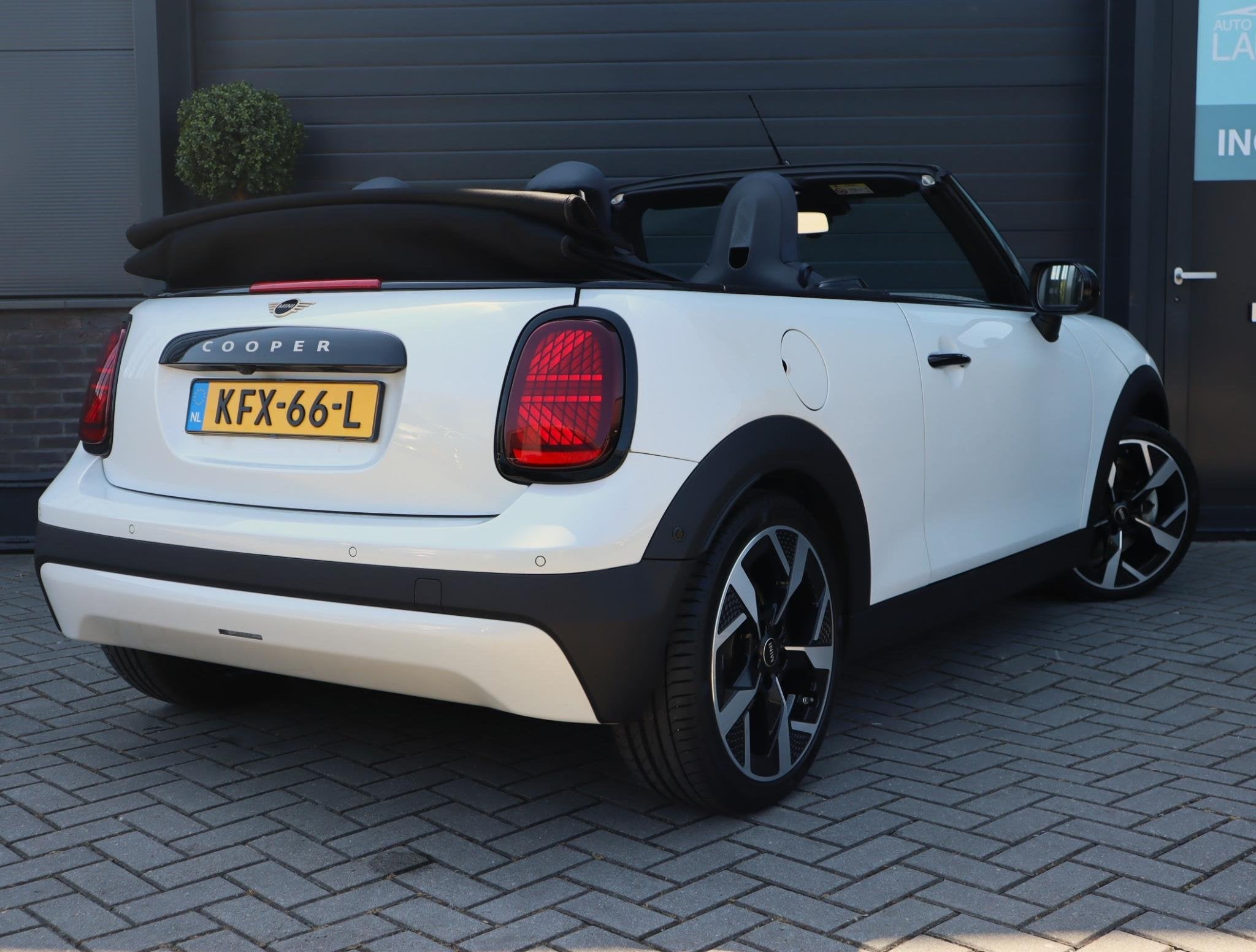 MINI Cabrio 2.0 Cooper C Favoured | HUD | Camera | Carplay |, Auto's, 1998 cc, 15 km/l, Gebruikt, Euro 6