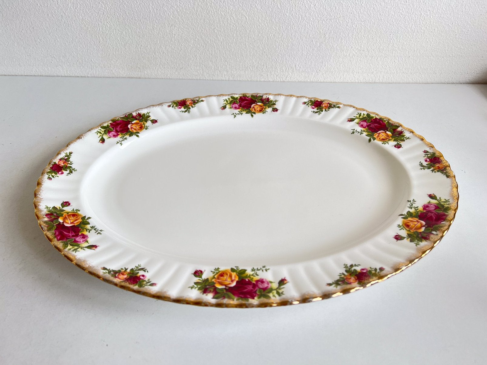 Royal Albert Old Country Rosés schaal ovaal 41 cm, Klassiek, Ophalen of Verzenden, Schaal of Schalen, Porselein