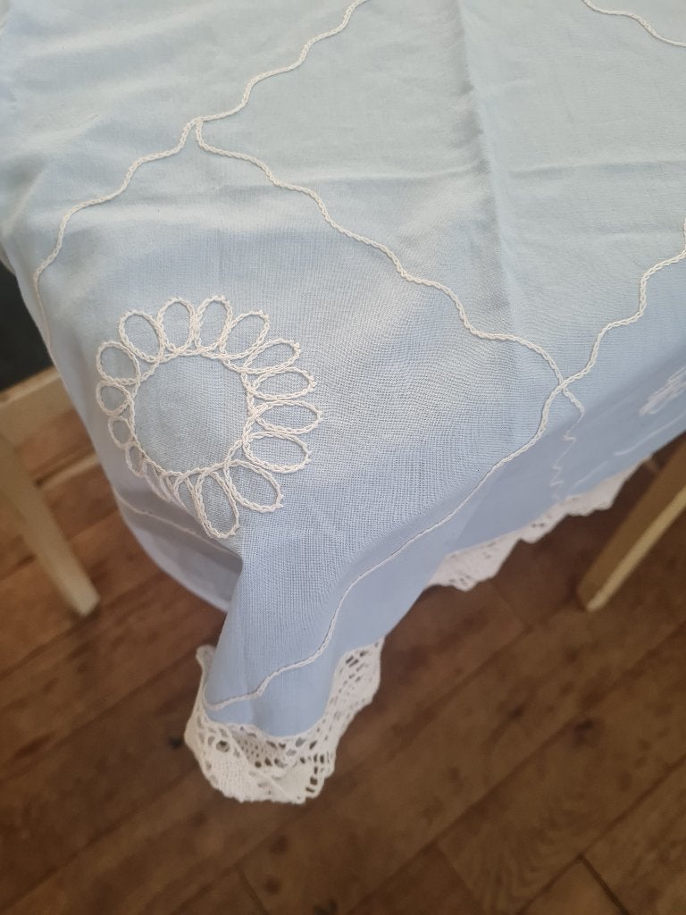 Vintage tafelkleed hand geborduurd licht blauw/wit, Heikant 21 Kaatsheuvel, Handgemaakt, Ophalen of Verzenden, Zo goed als nieuw