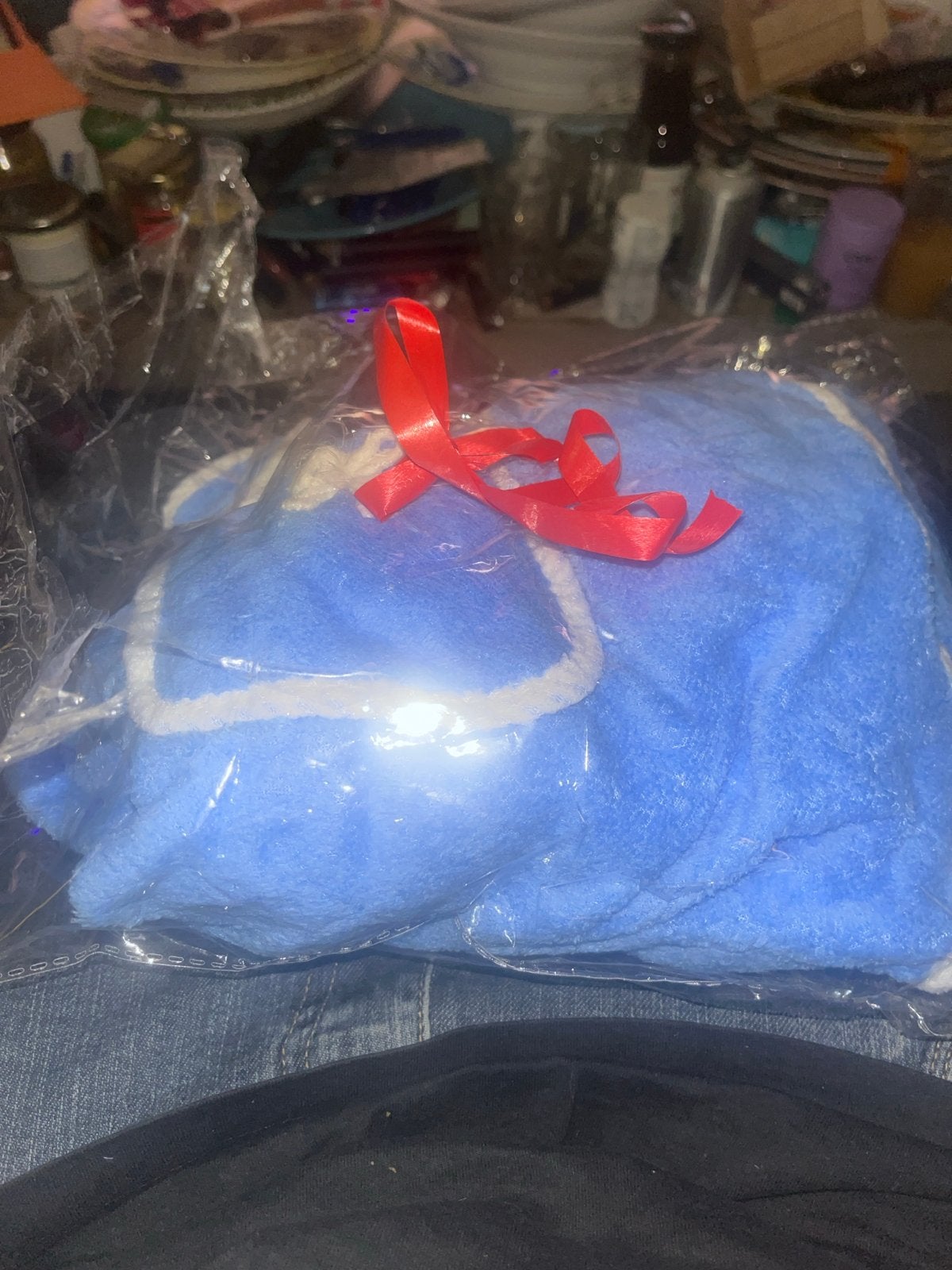 Blauwe zachte  schort. met rood lint, nieuw in verpakking, Ophalen of Verzenden