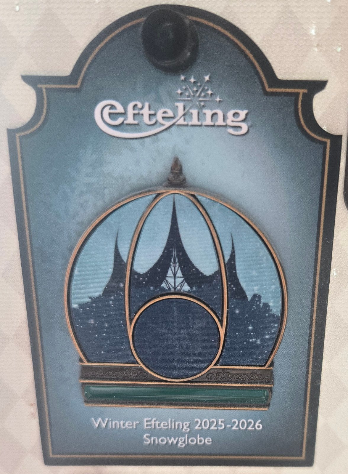 Efteling Winter Efteling 2025-2026 Snowglobe Pin, Verzamelen, Efteling, Ophalen of Verzenden, Zo goed als nieuw, Button of Speldje