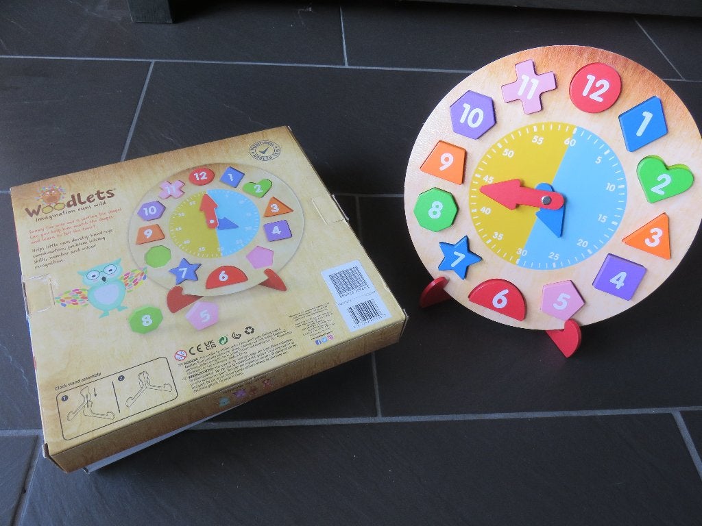 Houten klok puzzel, 12 delig met statief, als nieuw., Ophalen of Verzenden, Zo goed als nieuw, Puzzelen