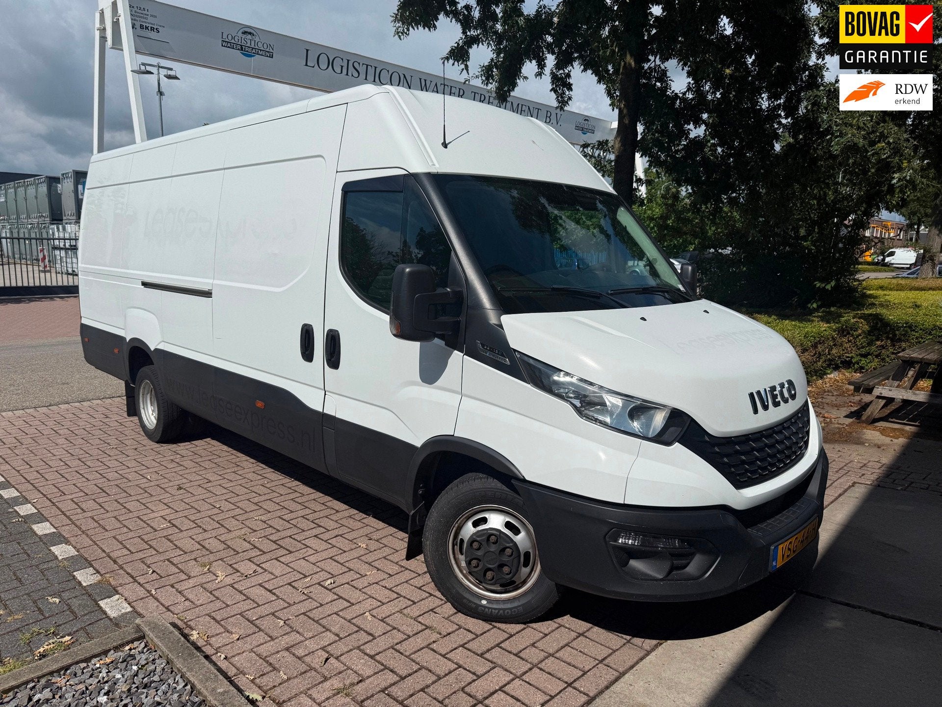 Iveco Daily 35C16V 2.3 410 H3 WIT ‘21 NETTE BUS AUT CLIMA, Auto's, Automaat, Achterwielaandrijving, Gebruikt, Euro 6